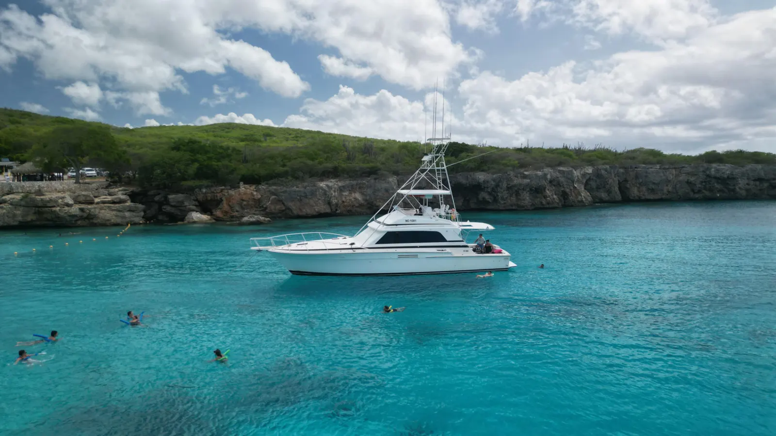 Private yacht charter cruising turquoise water in Curaçao